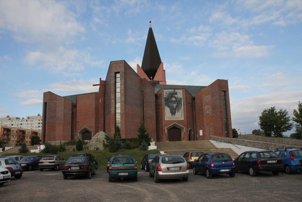 Święcenie pojazdów przed kościołem