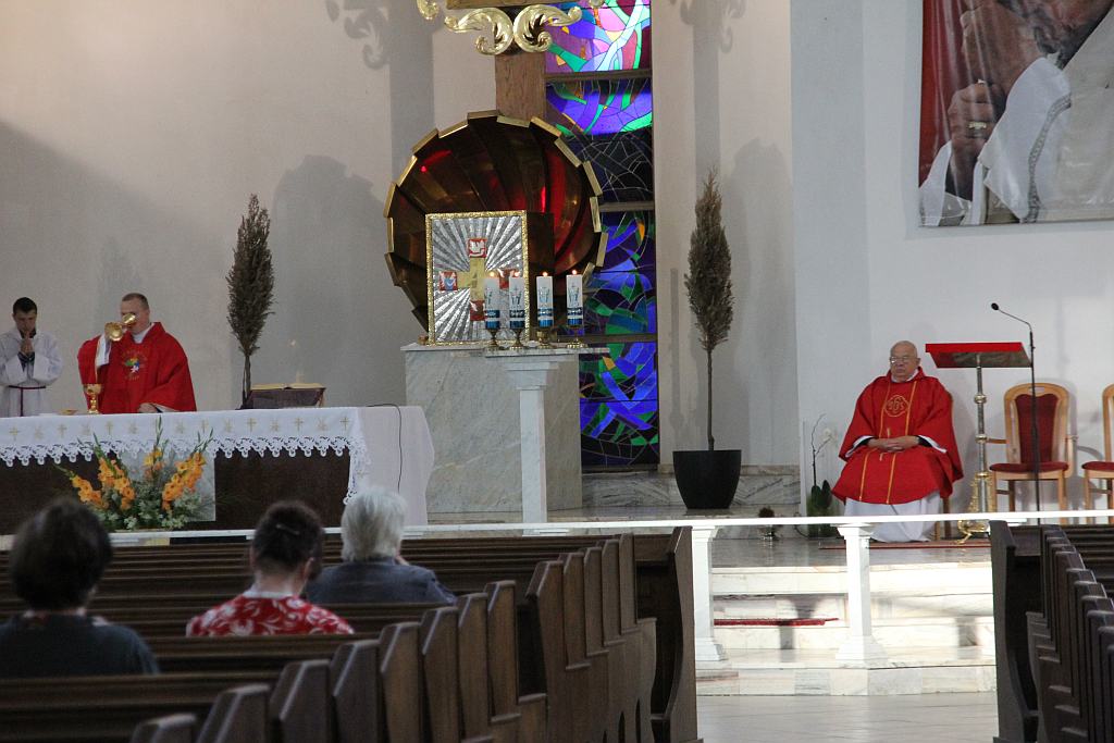 Święcenie pojazdów przed kościołem