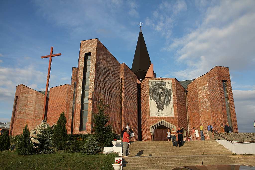 Święcenie pojazdów przed kościołem