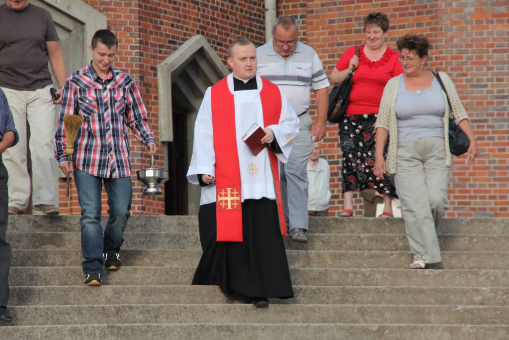 Święcenie pojazdów przed kościołem
