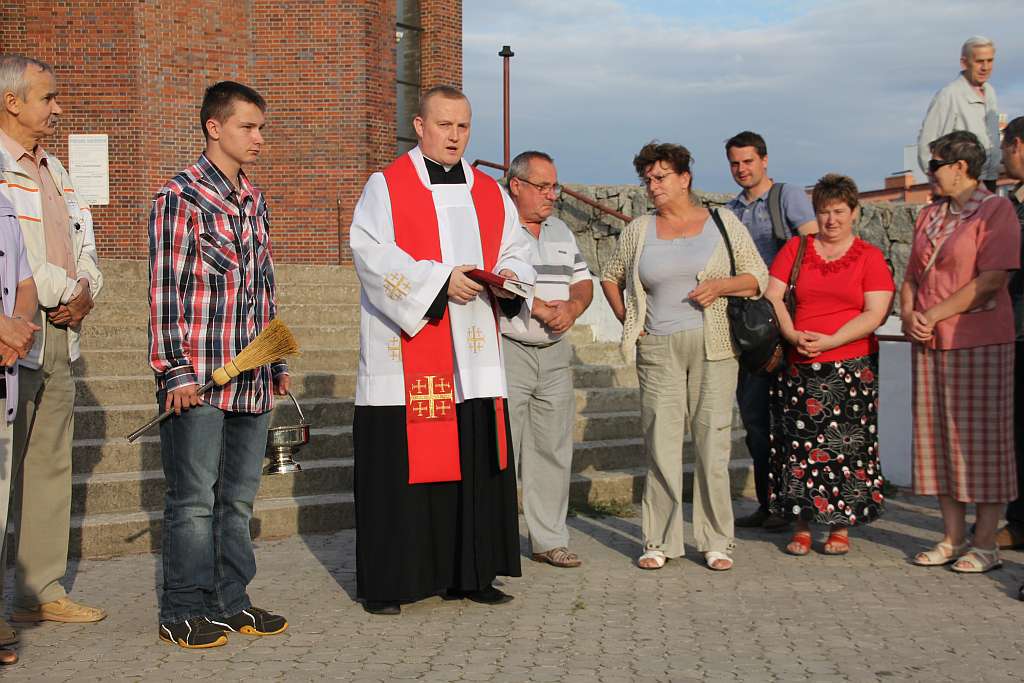 Święcenie pojazdów przed kościołem