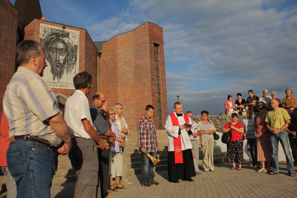 Święcenie pojazdów przed kościołem