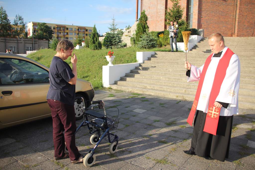 Święcenie pojazdów przed kościołem