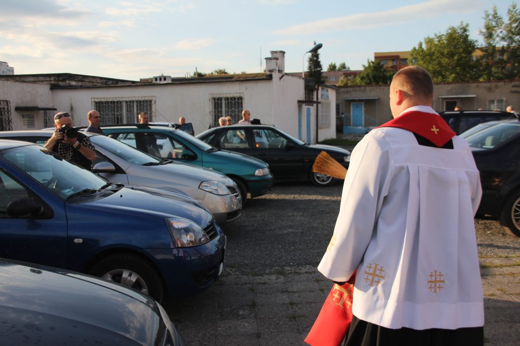 Święcenie pojazdów przed kościołem