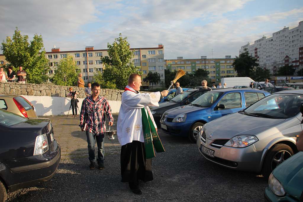 Święcenie pojazdów przed kościołem