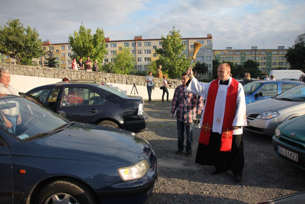 Święcenie pojazdów przed kościołem