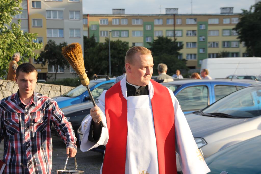 Święcenie pojazdów przed kościołem