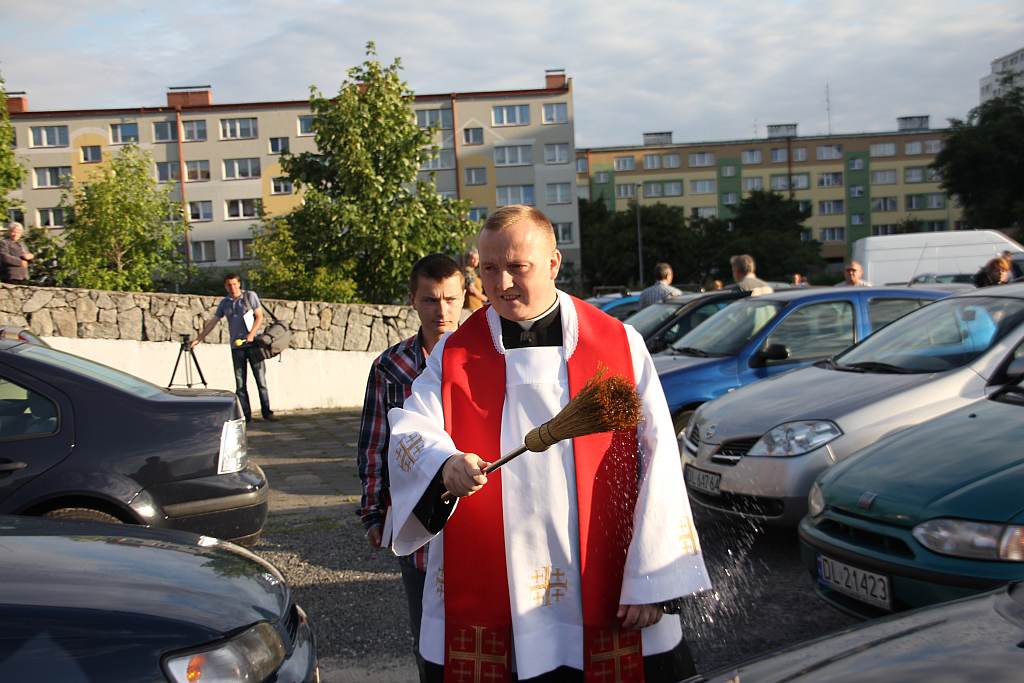 Święcenie pojazdów przed kościołem
