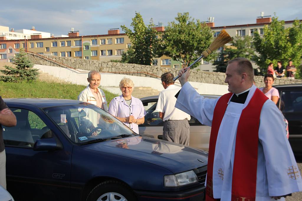 Święcenie pojazdów przed kościołem