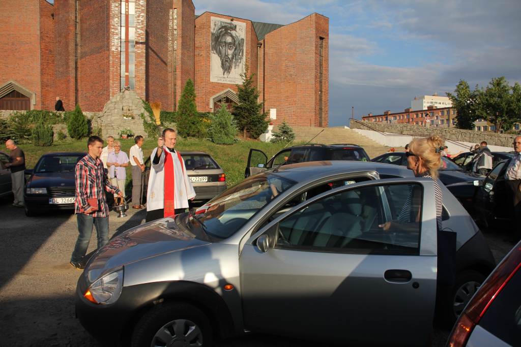 Święcenie pojazdów przed kościołem