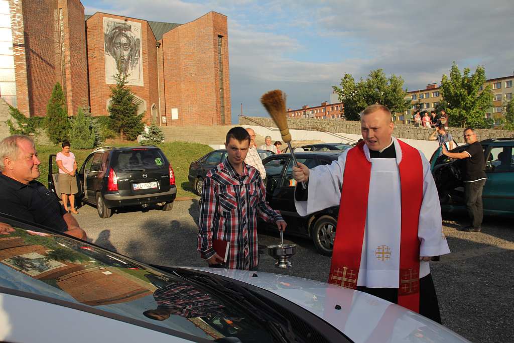 Święcenie pojazdów przed kościołem