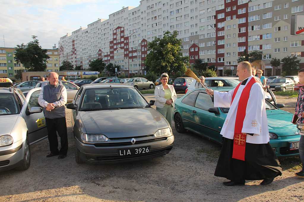 Święcenie pojazdów przed kościołem