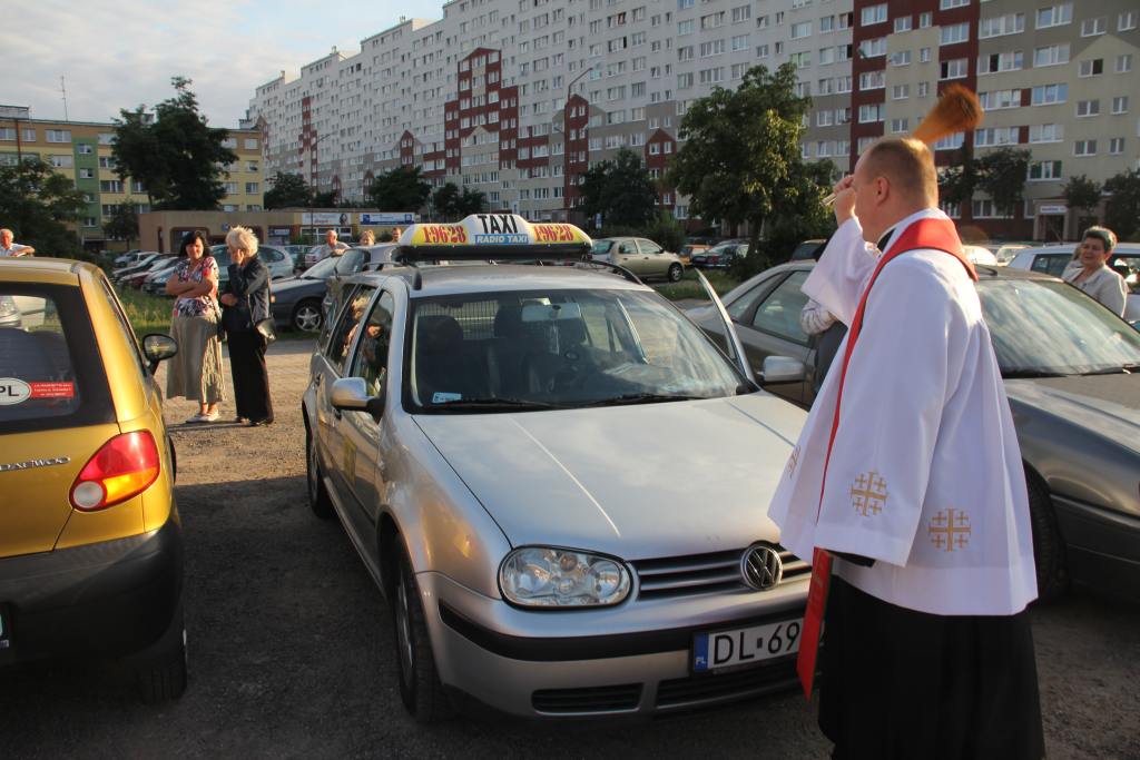 Święcenie pojazdów przed kościołem