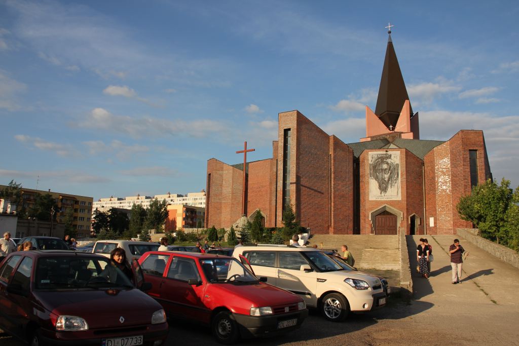 Święcenie pojazdów przed kościołem