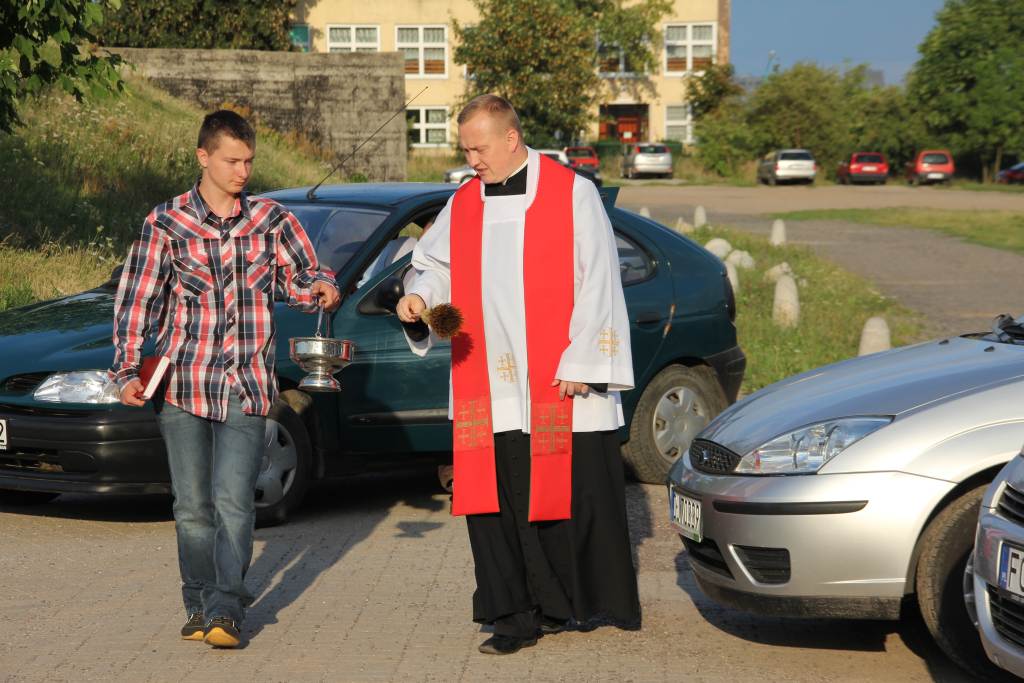 Święcenie pojazdów przed kościołem