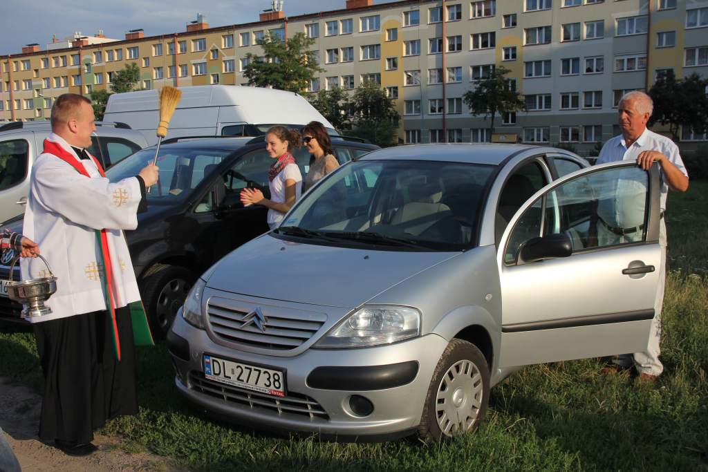 Święcenie pojazdów przed kościołem