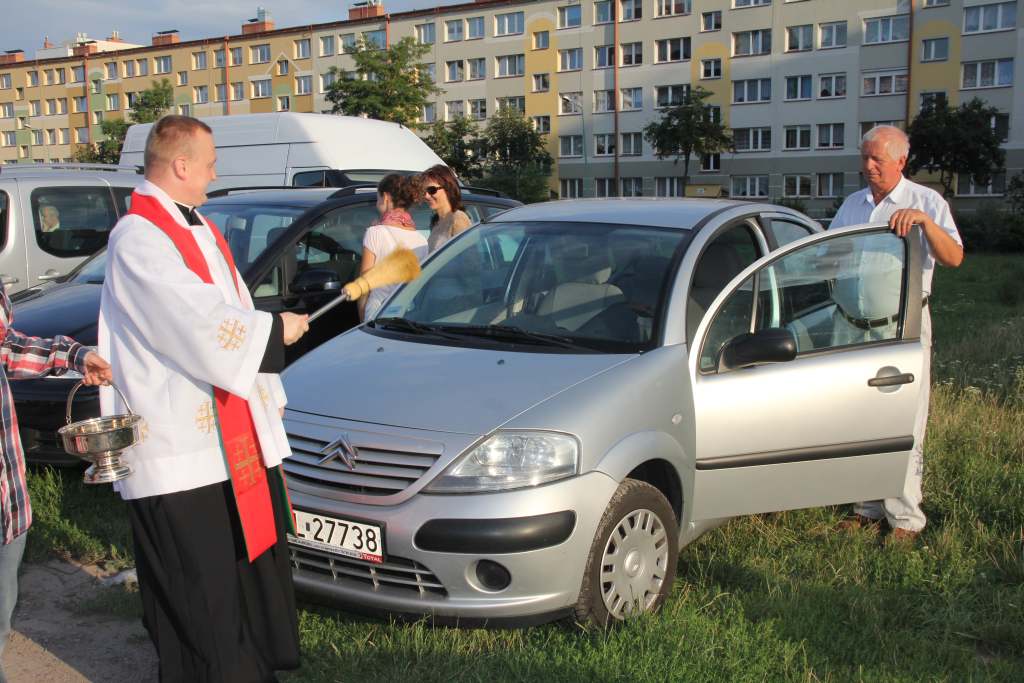 Święcenie pojazdów przed kościołem