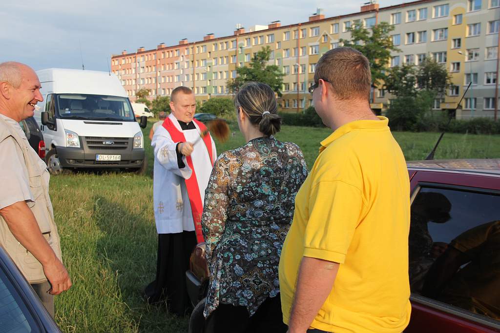 Święcenie pojazdów przed kościołem