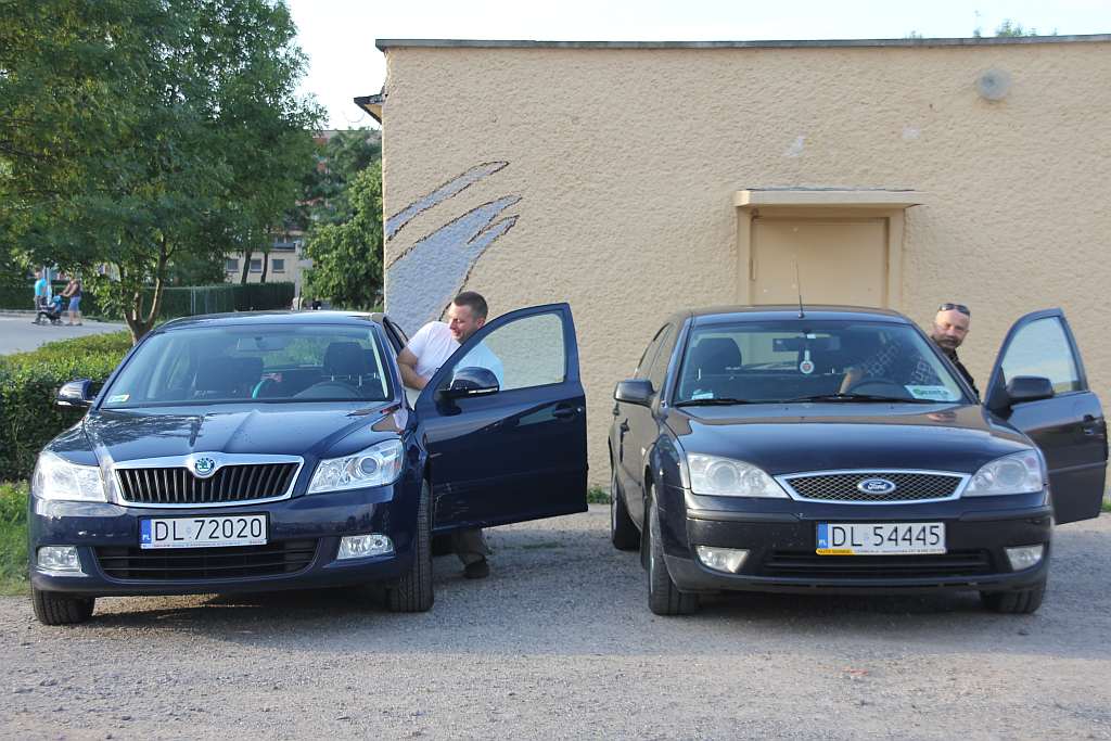 Święcenie pojazdów przed kościołem