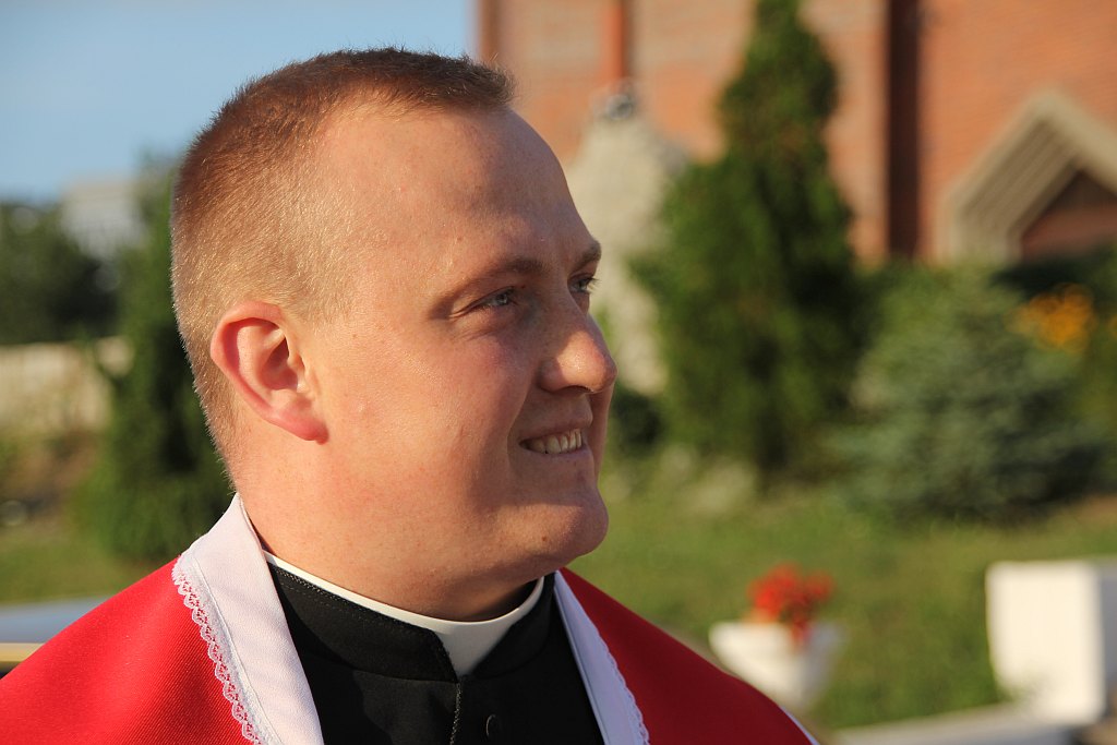 Święcenie pojazdów przed kościołem