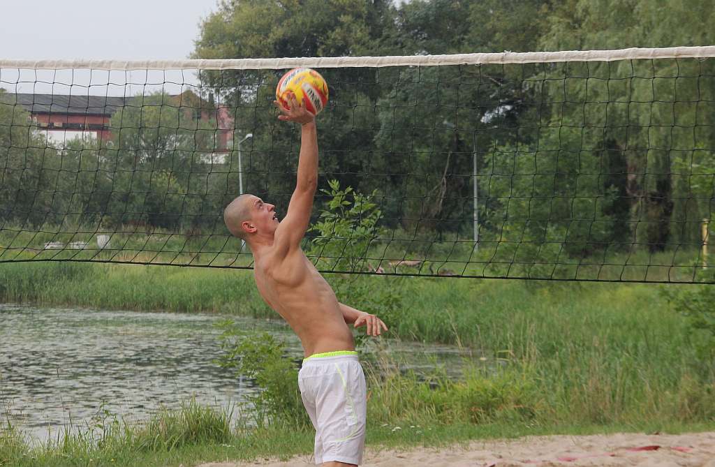 Grali w nocną siatkówkę