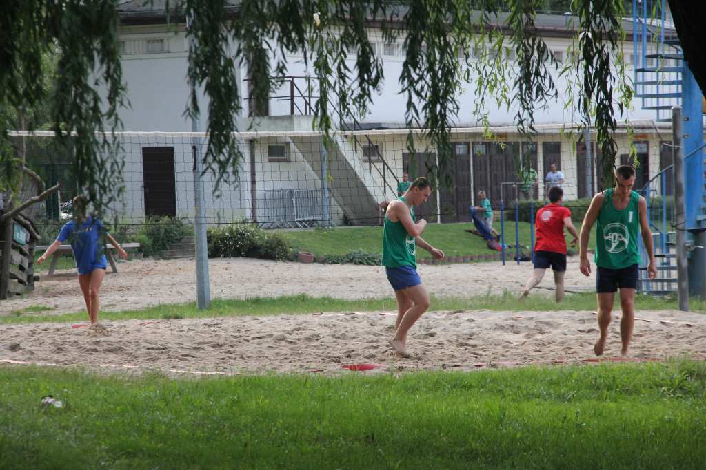 Grali w nocną siatkówkę