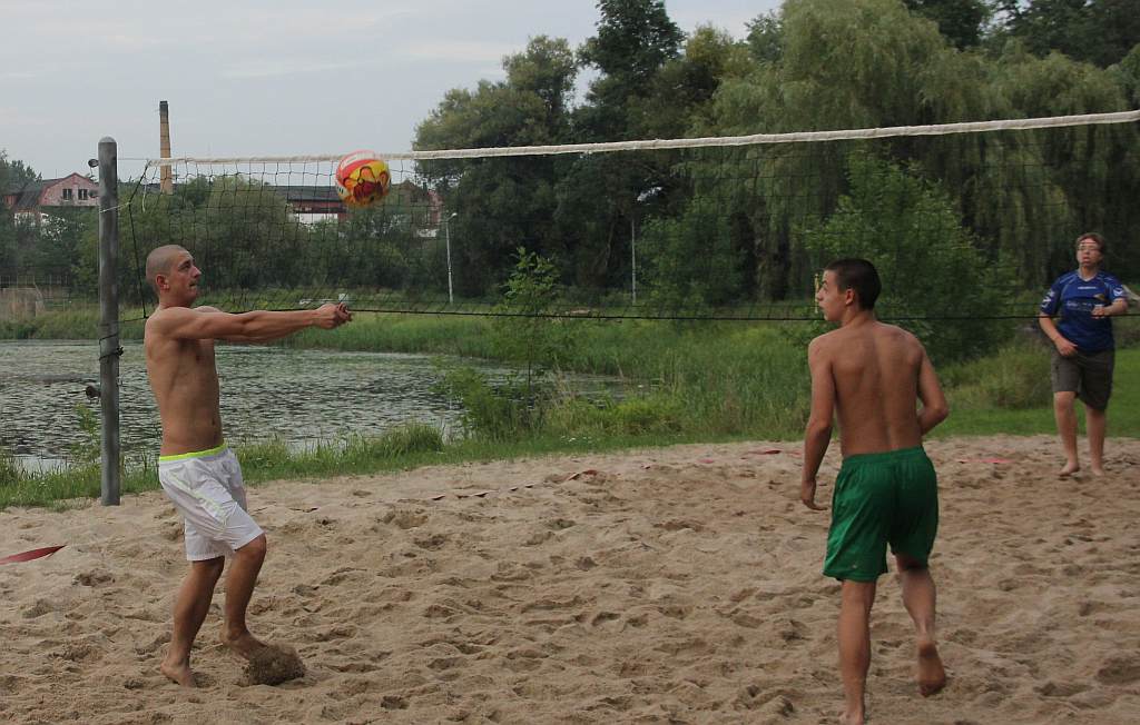 Grali w nocną siatkówkę