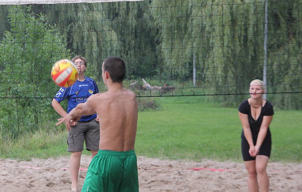 Grali w nocną siatkówkę