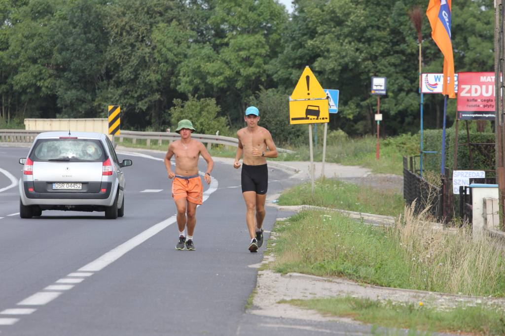 Biegną by pomóc choremu chłopcu