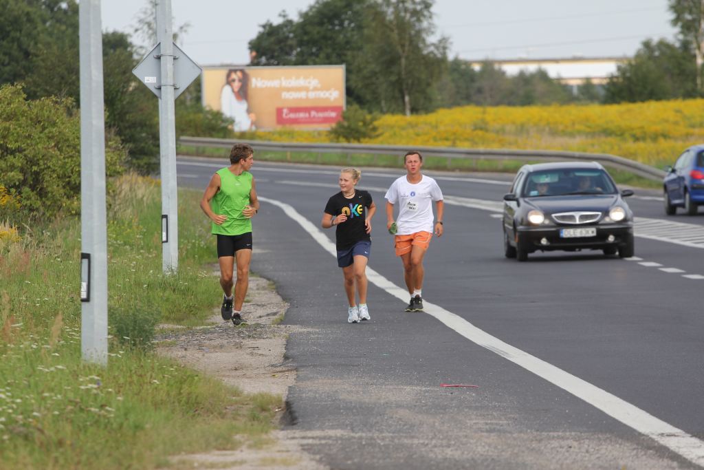 Biegną by pomóc choremu chłopcu
