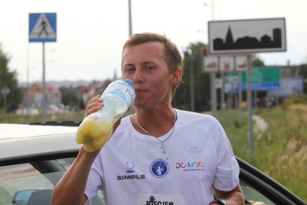 Biegną by pomóc choremu chłopcu