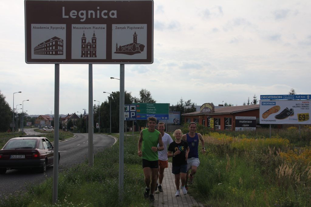 Biegną by pomóc choremu chłopcu