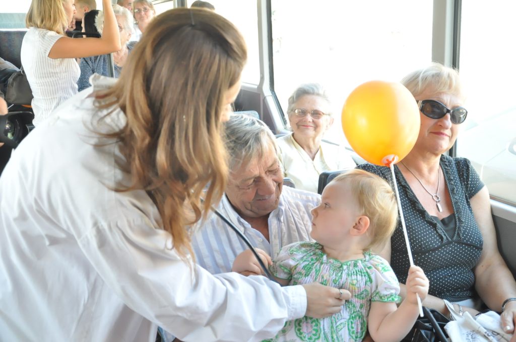 Happening w autobusie promujący Festiwal Teatru Nie-Złego