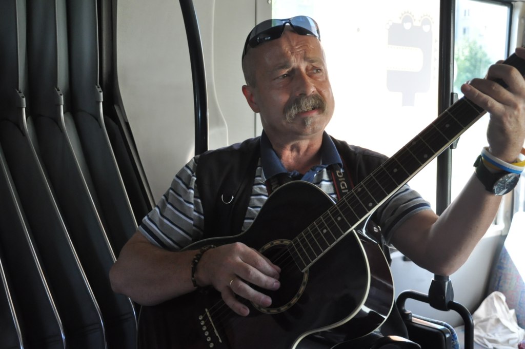 Happening w autobusie promujący Festiwal Teatru Nie-Złego