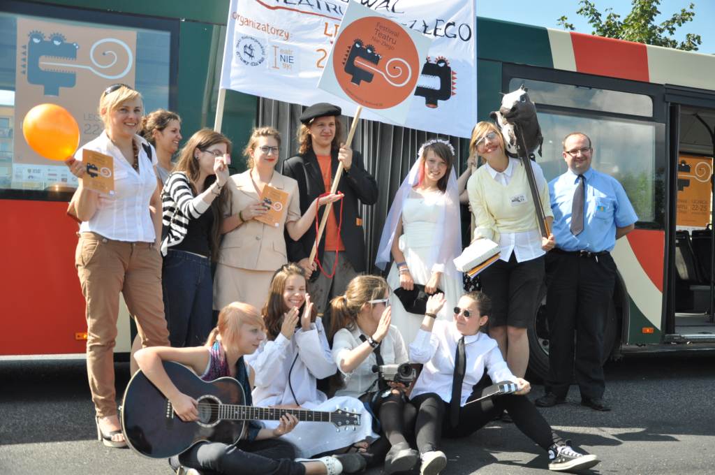 Happening w autobusie promujący Festiwal Teatru Nie-Złego