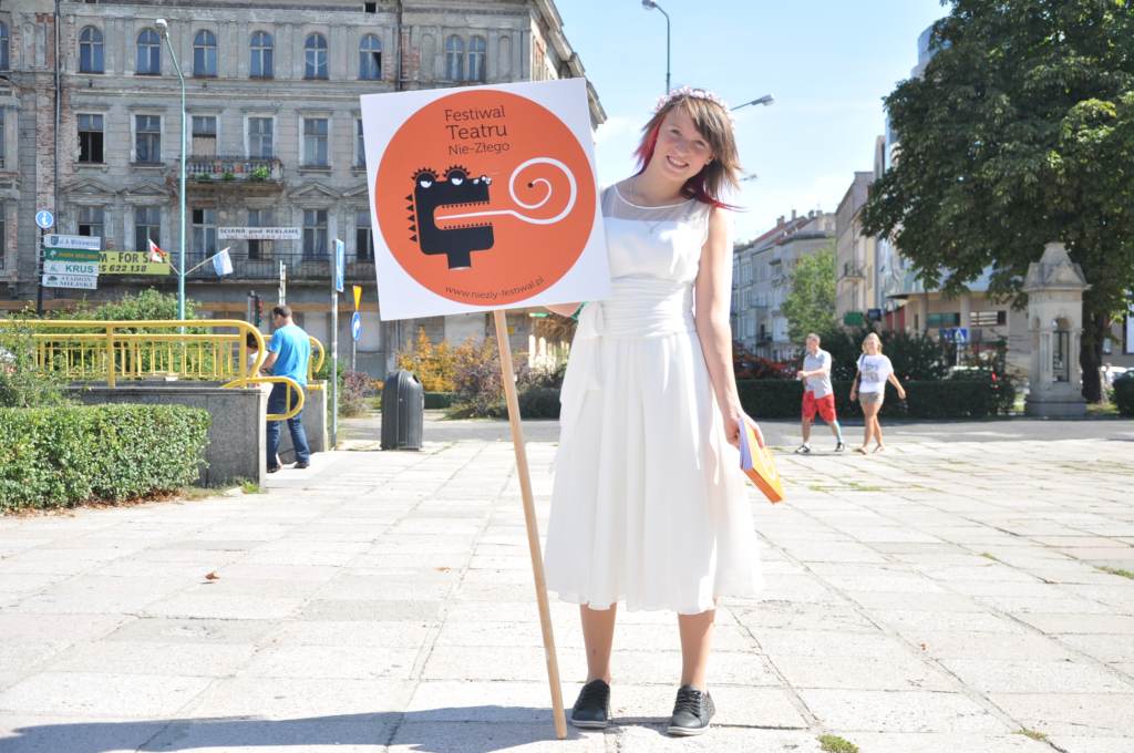 Happening w autobusie promujący Festiwal Teatru Nie-Złego