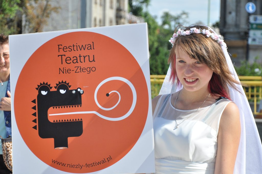 Happening w autobusie promujący Festiwal Teatru Nie-Złego
