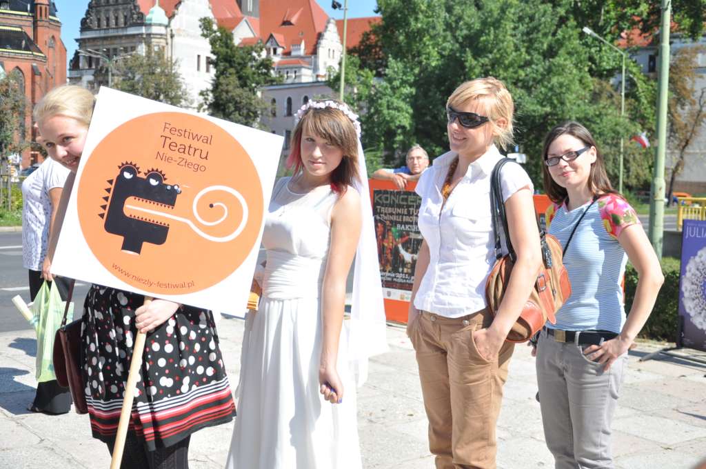 Happening w autobusie promujący Festiwal Teatru Nie-Złego