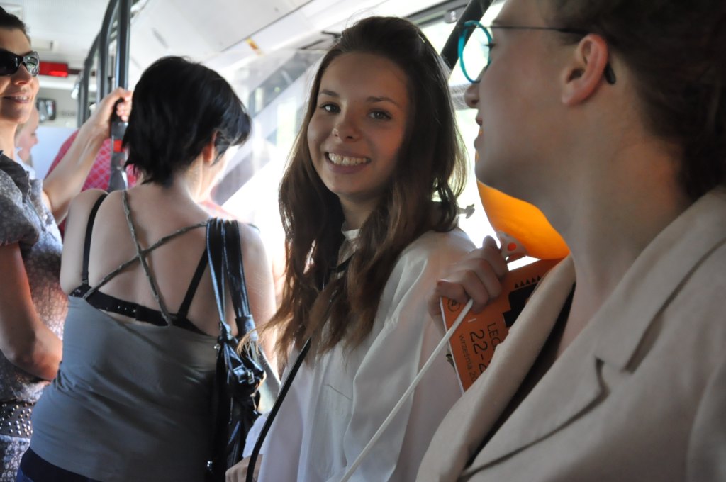 Happening w autobusie promujący Festiwal Teatru Nie-Złego