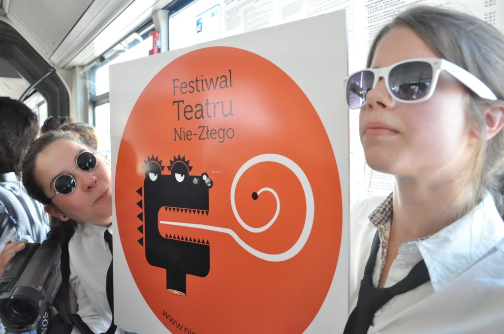 Happening w autobusie promujący Festiwal Teatru Nie-Złego