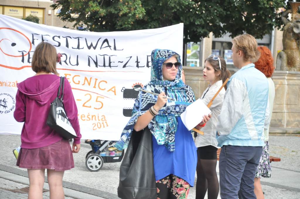 Happening w Rynku promujący Festiwal Teatru Nie-Złego