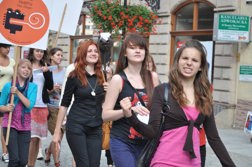 Happening w Rynku promujący Festiwal Teatru Nie-Złego