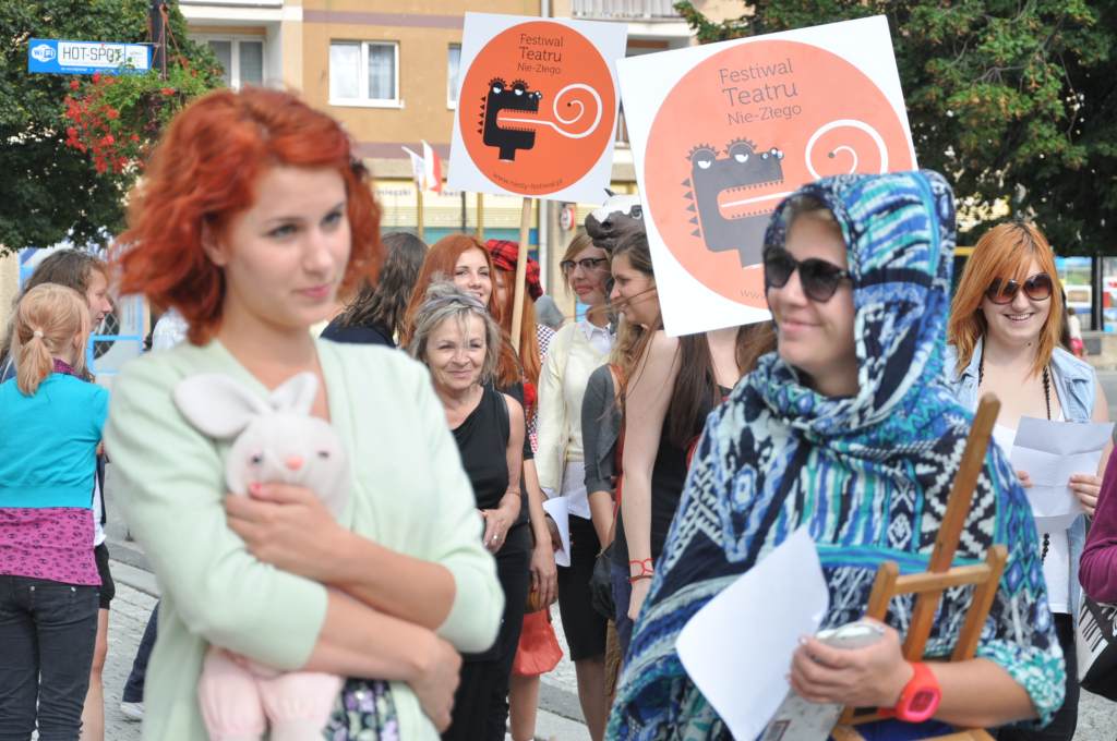 Happening w Rynku promujący Festiwal Teatru Nie-Złego