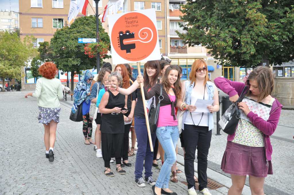 Happening w Rynku promujący Festiwal Teatru Nie-Złego