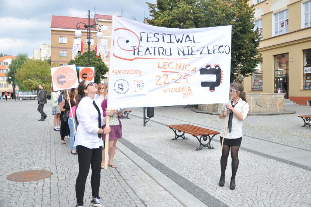Happening w Rynku promujący Festiwal Teatru Nie-Złego
