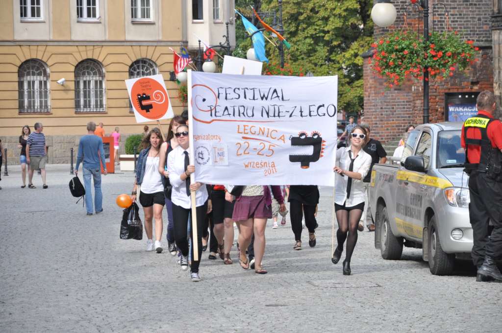 Happening w Rynku promujący Festiwal Teatru Nie-Złego