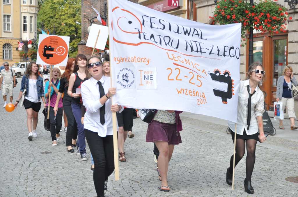 Happening w Rynku promujący Festiwal Teatru Nie-Złego