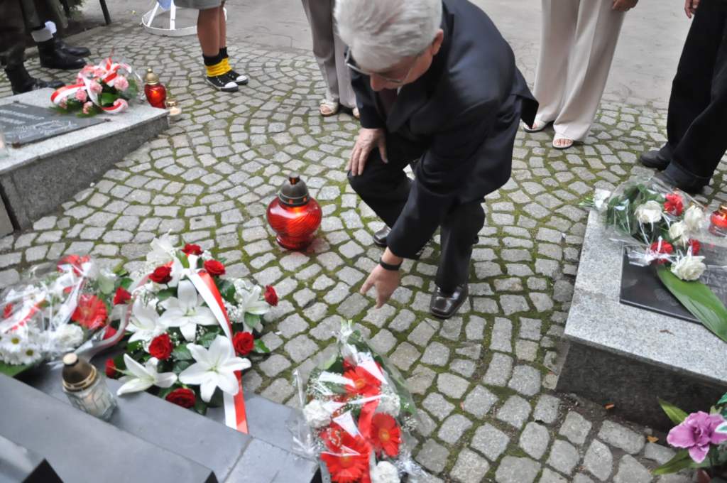 Złożyli kwiaty ku pamięci pomordowanych