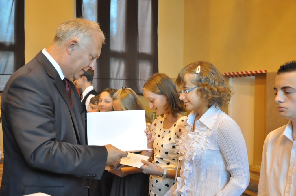 Sześćdziesięciu dziewięciu uczniów legnickich szkół dostało stypendia