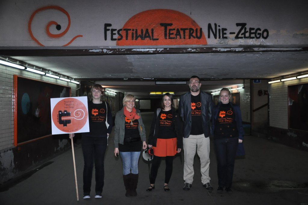 Teatr Nie - Zły na dworcu